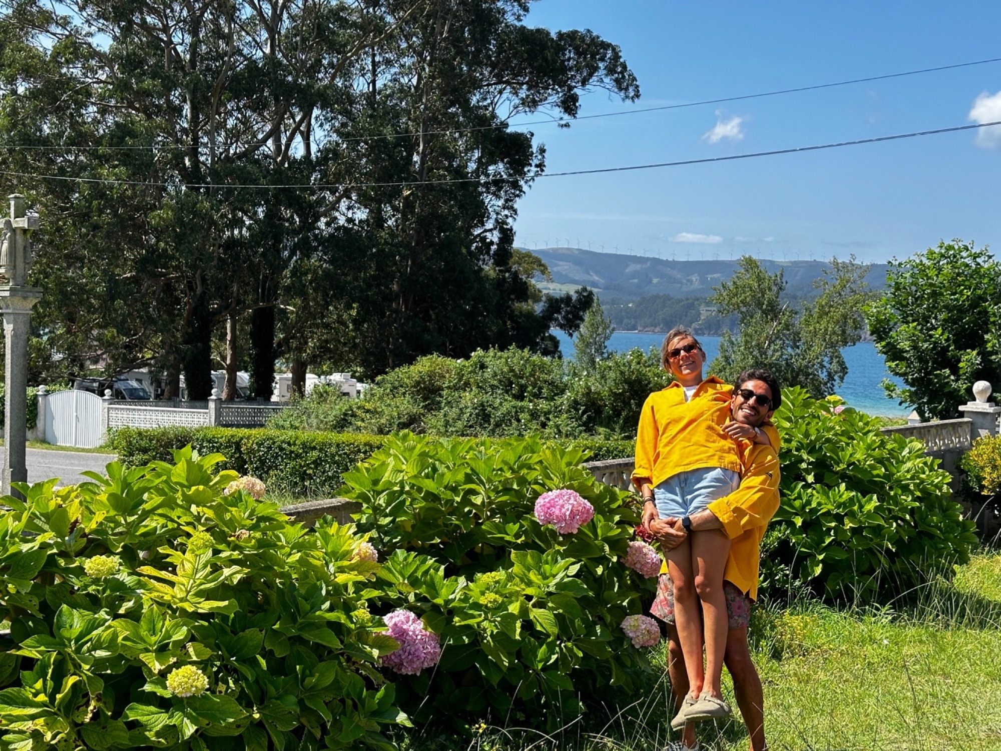 Charlotte et Ignacio parmi les hortensias, la ria de Viveiro en arrière-plan