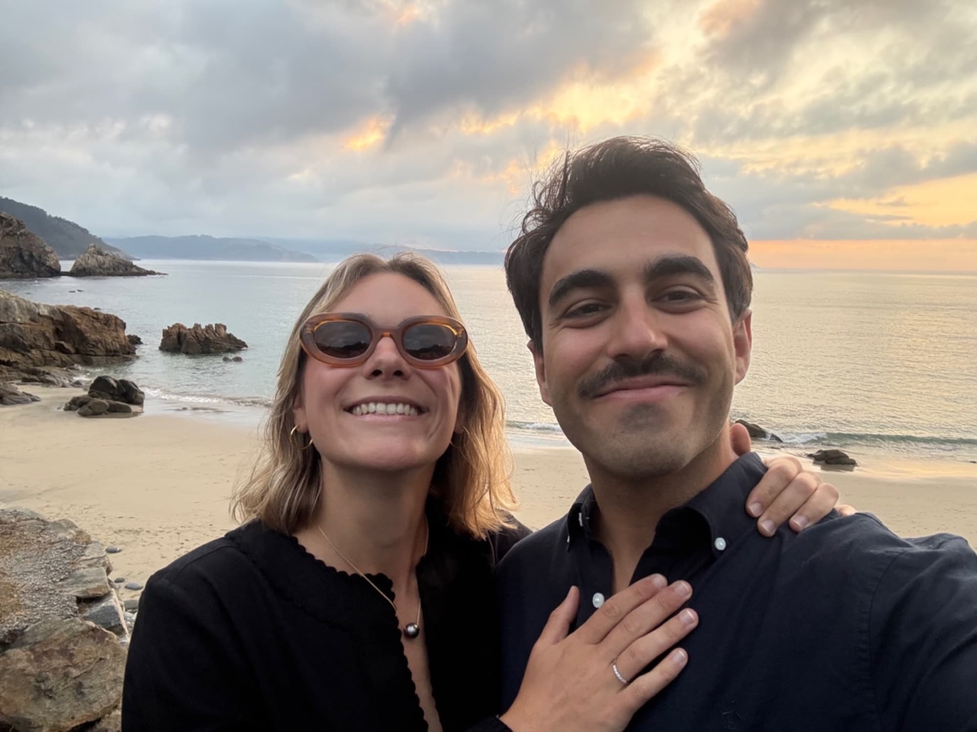 Charlotte et Ignacio sur une plage au coucher du soleil