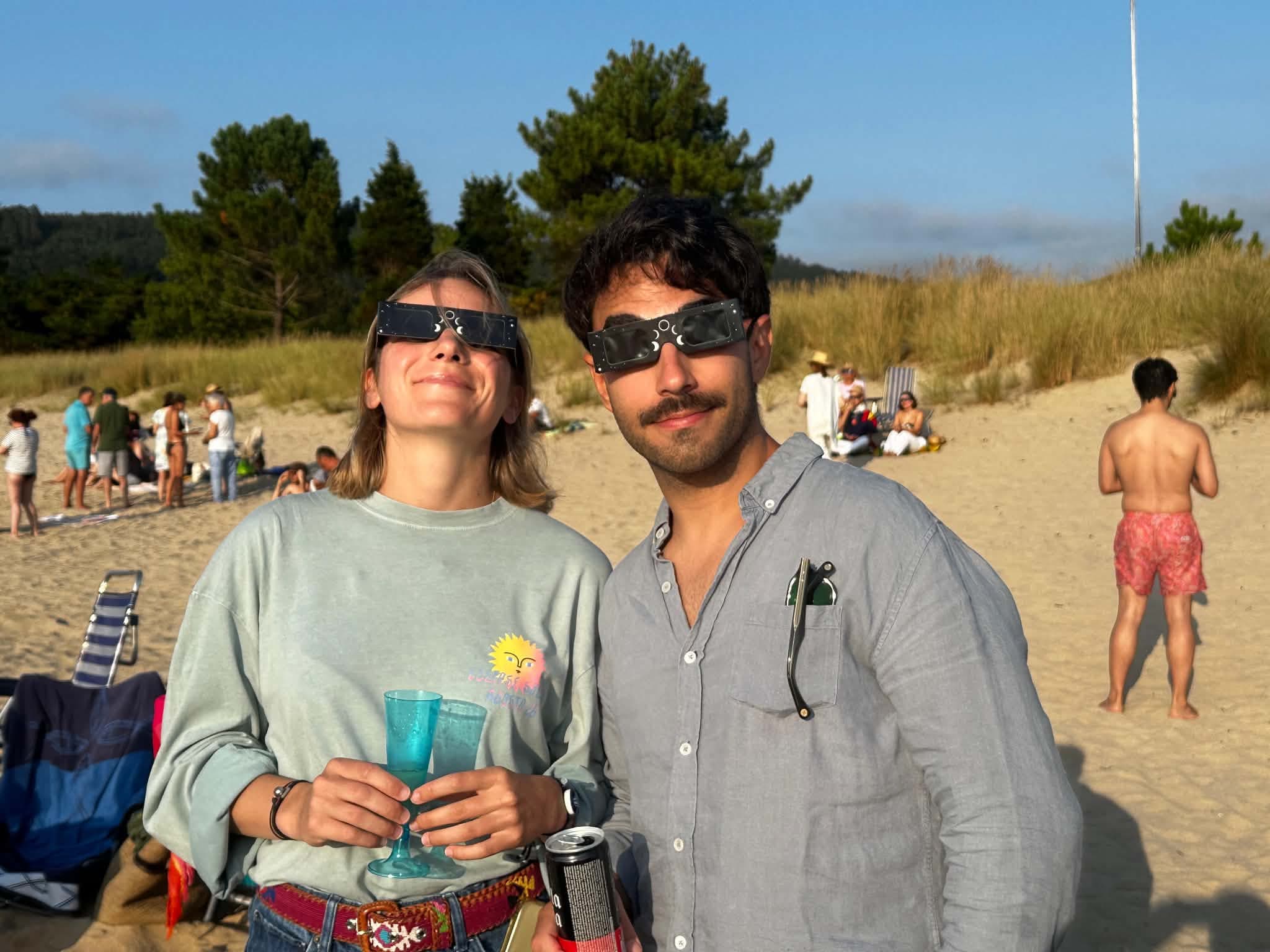 Charlotte et Ignacio sur la plage avec des lunettes d'éclipse
